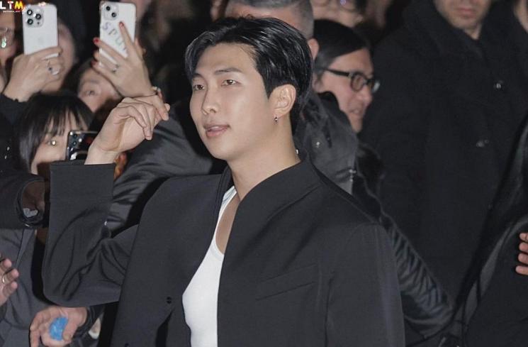 RM BTS di Bottega Veneta fashion show (Koreaboo)