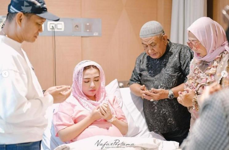 Momen Bella Shofie melahirkan anak kedua. (Instagram/bellashofie_rigan)