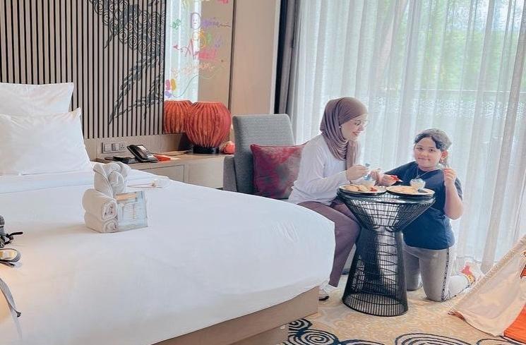 Potret Aldila Jelita Momong Anak (Instagram/dhila_bekti)
