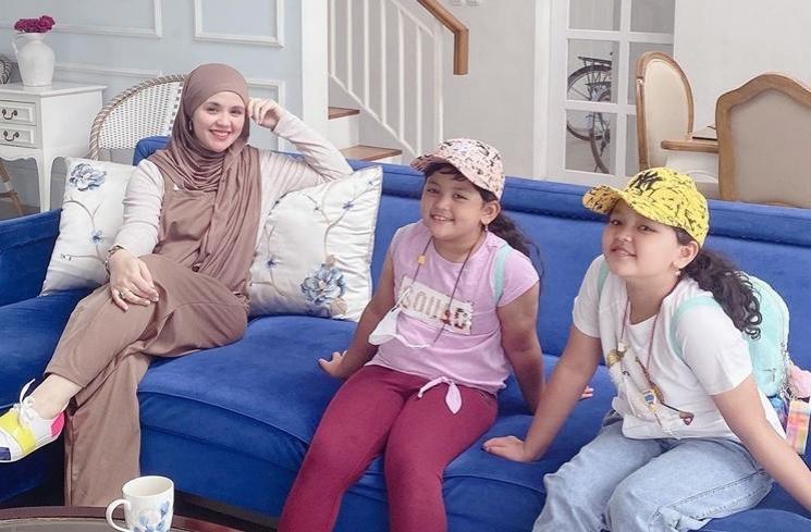 Potret Aldila Jelita Momong Anak (Instagram/dhila_bekti)