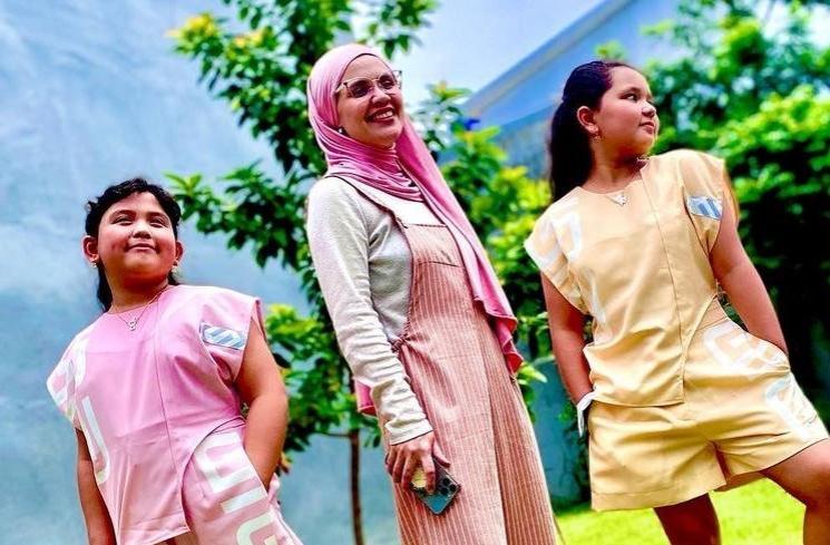 Potret Aldila Jelita Momong Anak (Instagram/dhila_bekti)