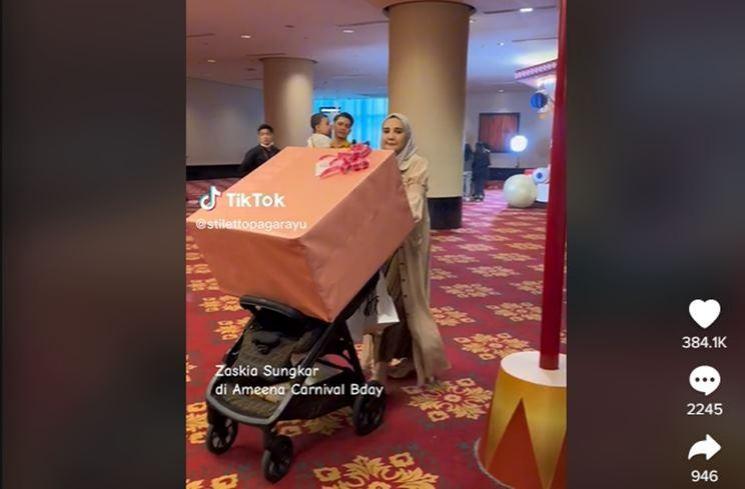 Kado Zaskia Sungkar buat Ameena. (TikTok/@stilettopagarayu)