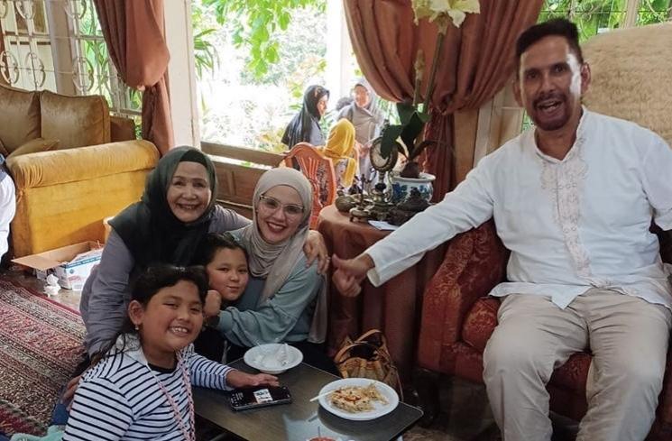 Potret Aldila Jelita Momong Anak (Instagram/dhila_bekti)