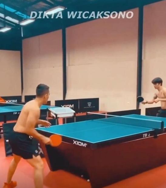 Momen Ariel NOAH dkk Latihan Pingpong. (Instagram/desta80s)