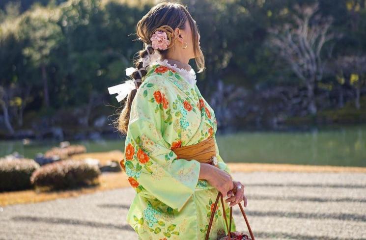 Potret Luna Maya Pakai Kimono di Jepang. (Instagram/@lunamaya) 
