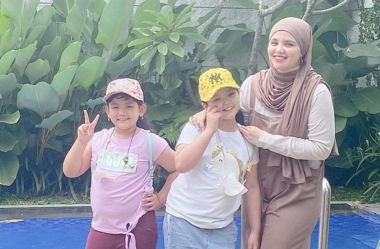 Potret Aldila Jelita Momong Anak (Instagram/dhila_bekti)
