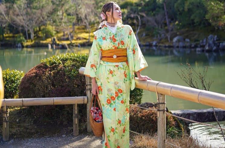 Potret Luna Maya Pakai Kimono di Jepang. (Instagram/@lunamaya) 