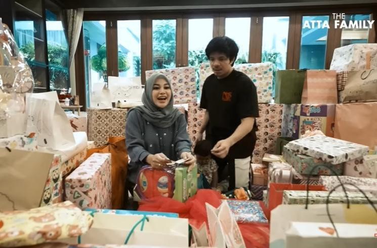 Momen Atta dan Aurel buka kado ultah Ameena (YouTube/AH)