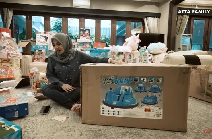 Momen Atta dan Aurel buka kado ultah Ameena (YouTube/AH)