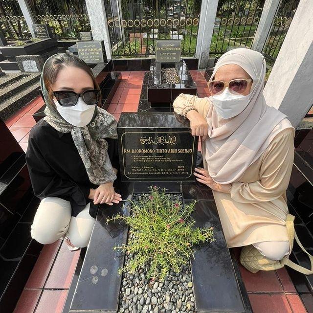 Potret Kedekatan Dewi Yull dan Menantu. (Instagram/dewiyullofficial)