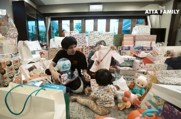 Momen Atta dan Aurel buka kado ultah Ameena (YouTube/AH)