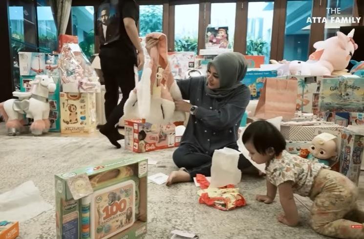 Momen Atta dan Aurel buka kado ultah Ameena (YouTube/AH)