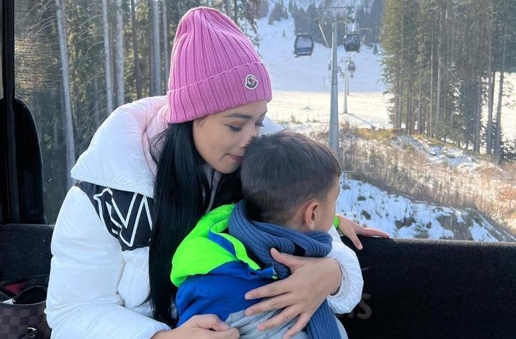 Potret Liburan Keluarga Titi Kamal di Swiss (instagram/@titi_kamall)