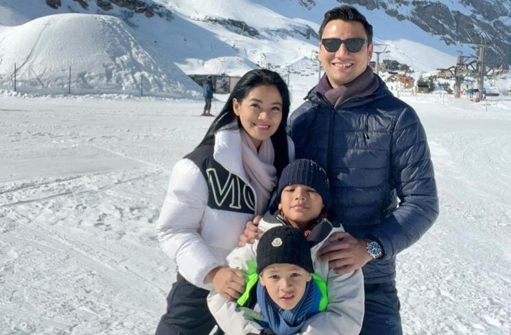 Potret Liburan Keluarga Titi Kamal di Swiss (instagram/@titi_kamall)