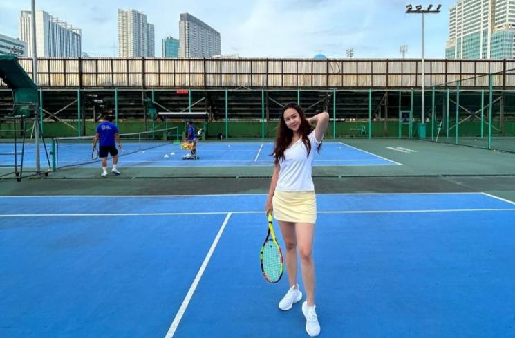 Gaya Artis Main Tenis (Instagram/aurakasih) 