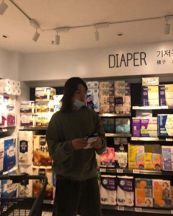Potret Kim Woo Bin Berambut Gondrong. (Instagram/___kimwoobin)