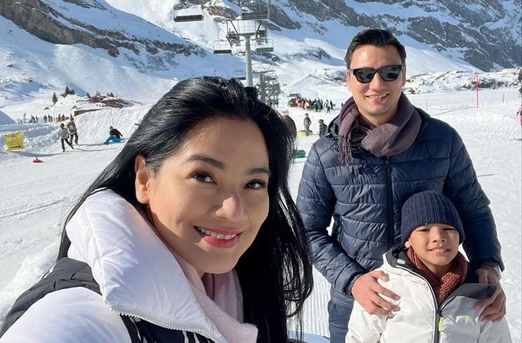 Potret Liburan Keluarga Titi Kamal di Swiss (instagram/@titi_kamall)