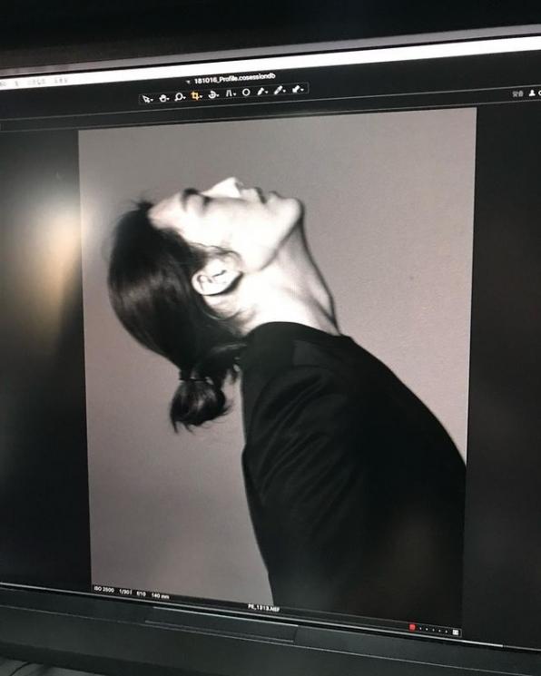 Potret Kim Woo Bin Berambut Gondrong. (Instagram/___kimwoobin)