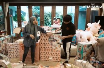 12 Momen Atta dan Aurel Buka Kado Ultah Ameena, dari Kendaraan Mainan hingga Mobil Limousine