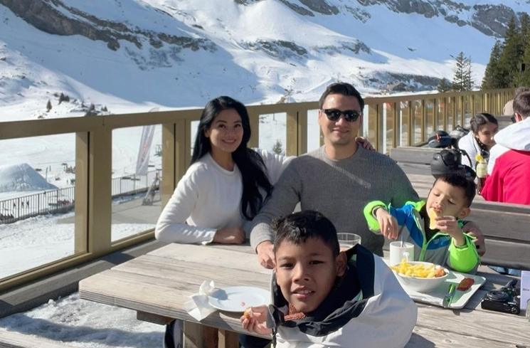 Potret Liburan Keluarga Titi Kamal di Swiss (instagram/@titi_kamall)