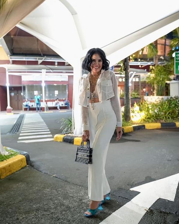 Potret Nikita Mirzani Pakai Outfit Terbuka di Acara Luna Maya. (Instagram/nikitamirzanimawardi_172)