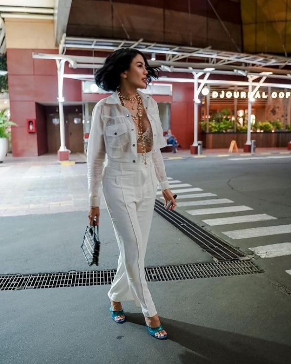 Potret Nikita Mirzani Pakai Outfit Terbuka di Acara Luna Maya. (Instagram/nikitamirzanimawardi_172)