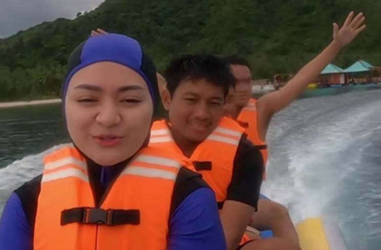 Potret Nathalie Holscher dan Adzam Liburan di Pahawang(Instagram/nathalieholscher) 