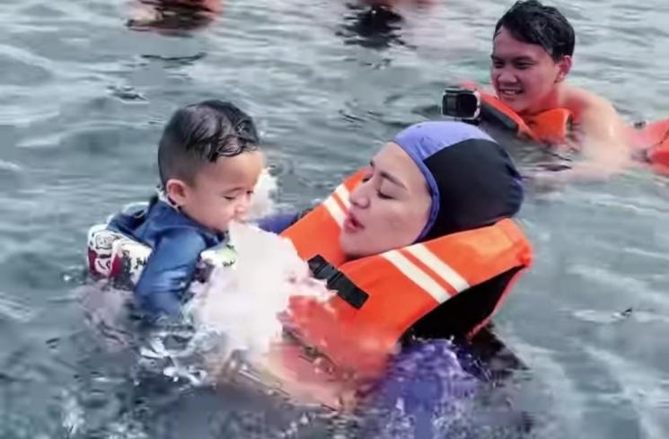 Potret Nathalie Holscher dan Adzam Liburan di Pahawang(Instagram/nathalieholscher) 