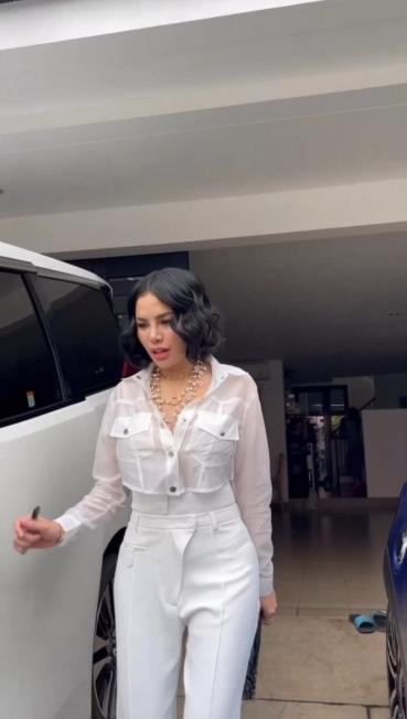 Potret Nikita Mirzani Pakai Outfit Terbuka di Acara Luna Maya. (Instagram/nikitamirzanimawardi_172)