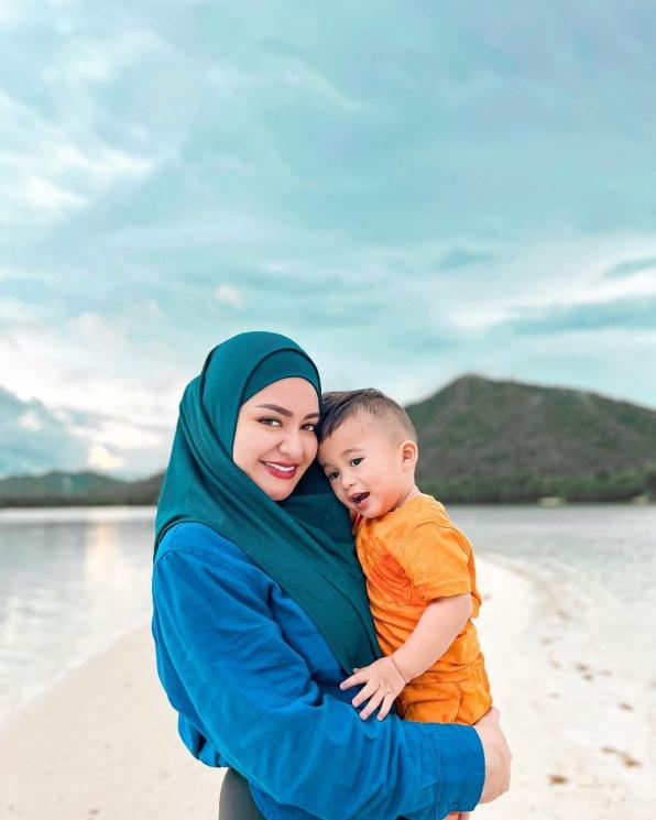 Potret Nathalie Holscher dan Adzam Liburan di Pahawang(Instagram/nathalieholscher) 