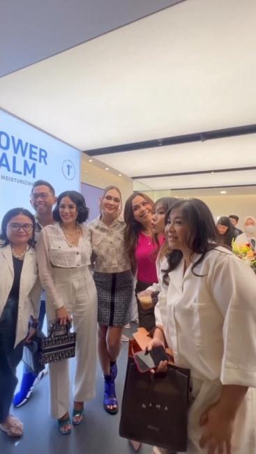 Potret Nikita Mirzani Pakai Outfit Terbuka di Acara Luna Maya. (Instagram/nikitamirzanimawardi_172)