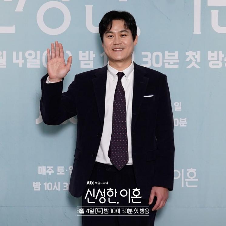 Adu Gaya Kim Sung Kyun dan Jung Moon Sung di Divorce Attorney Shin (Instagram/@jtbcdrama)
