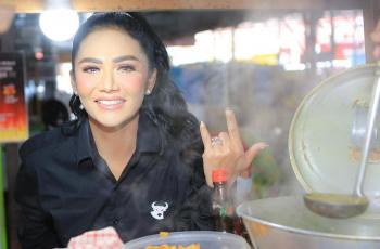 Krisdayanti Makan Soto di Kaki Lima, Penampilan Glamor Jadi Omongan