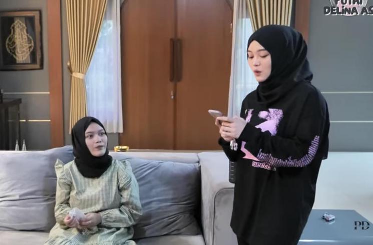 Momen Putri Delina Ketemu 'Kembaran'. (YouTube/Putri Delina) 