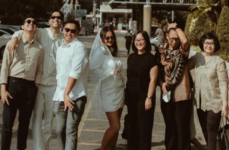 Momen Pernikahan Adik Vidi Aldiano di Thailand (Instagram/devinadeascal)
