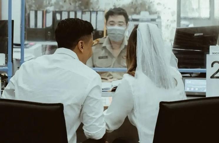 Momen Pernikahan Adik Vidi Aldiano di Thailand (Instagram/devinadeascal)