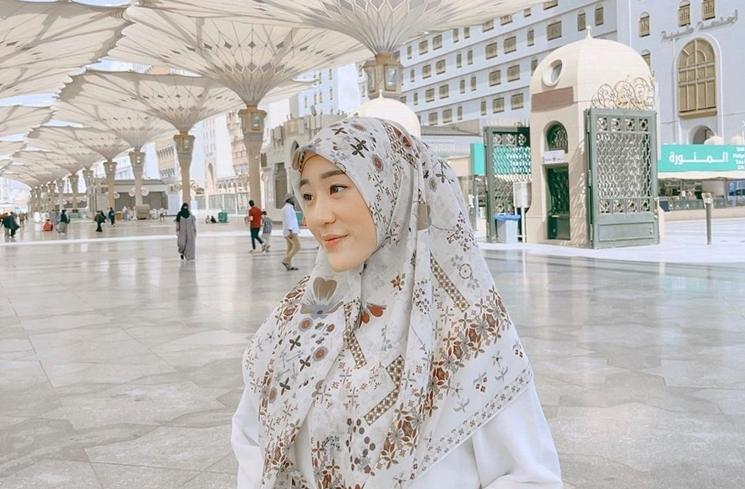 Potret artis mualaf saat umrah (Instagram/@larissachou)