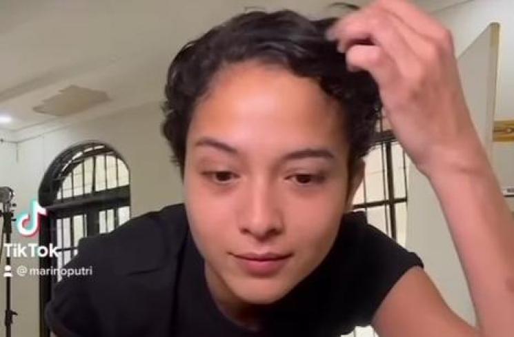 Potret Putri Marino dengan rambut bondol. (Instagram/putrimarino)