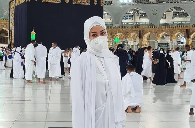 Potret artis mualaf saat umrah (Instagram/@lutob)