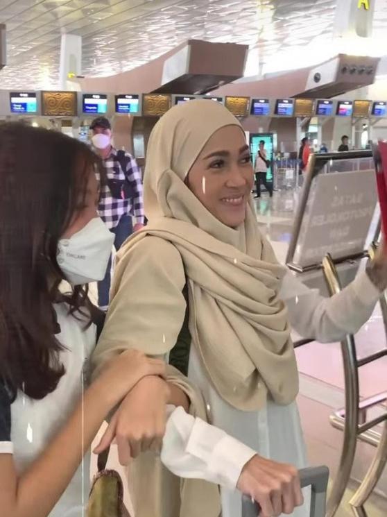 Potret Mieke Amalia Berhijab (Instagram/@t_orasudi_ro/@mieke_amalia) 