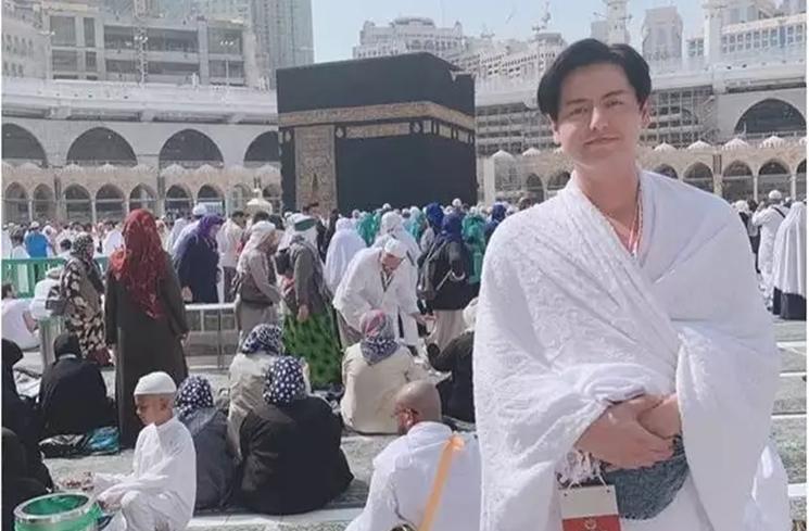 Potret artis mualaf saat umrah (Instagram/@cutratumeyriska)