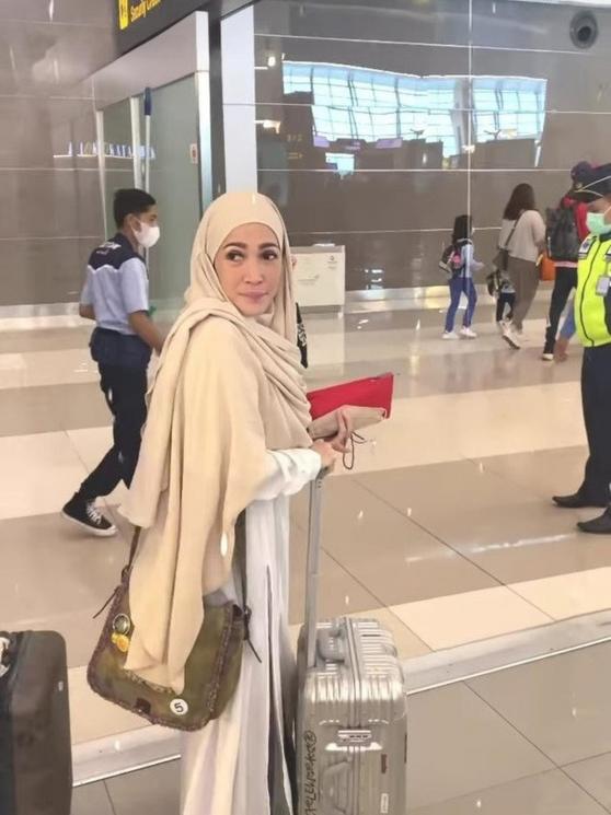 Potret Mieke Amalia Berhijab (Instagram/@t_orasudi_ro/@mieke_amalia) 