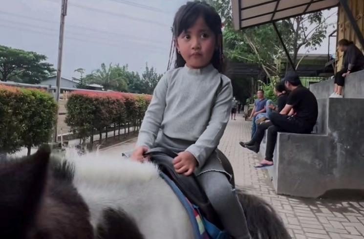 Potret Anak Artis Berkuda (instagram/@rachelvennya)