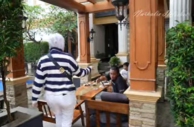 Potret Nathalie Holscher Pulang ke Rumah Sule. (YouTube/Nathalie Holscher)