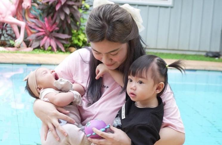 Potret Felicya Angelista Momong 2 Anak (instagram/@felicyangelista_)