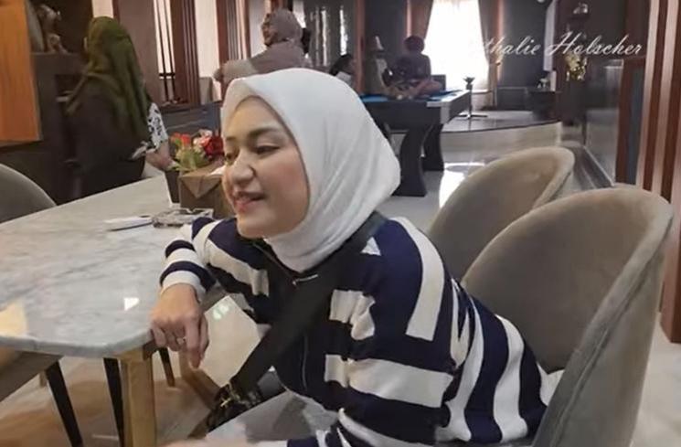 Potret Nathalie Holscher Pulang ke Rumah Sule. (YouTube/Nathalie Holscher)