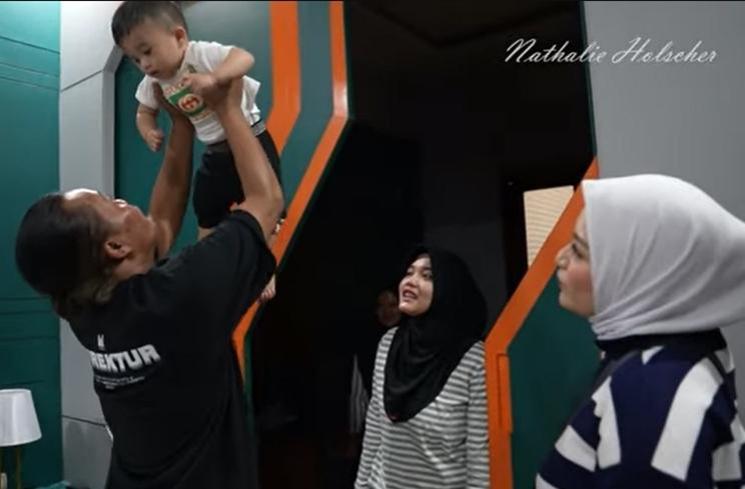 Potret Nathalie Holscher Pulang ke Rumah Sule. (YouTube/Nathalie Holscher)