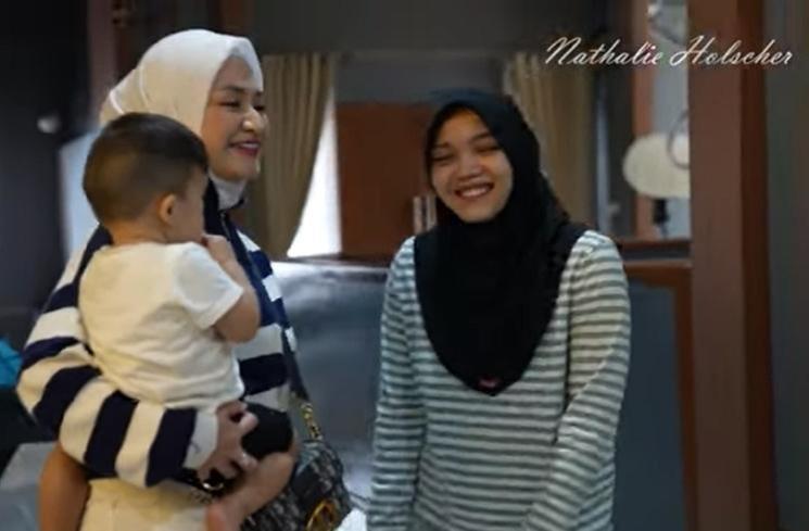 Potret Nathalie Holscher Pulang ke Rumah Sule. (YouTube/Nathalie Holscher)