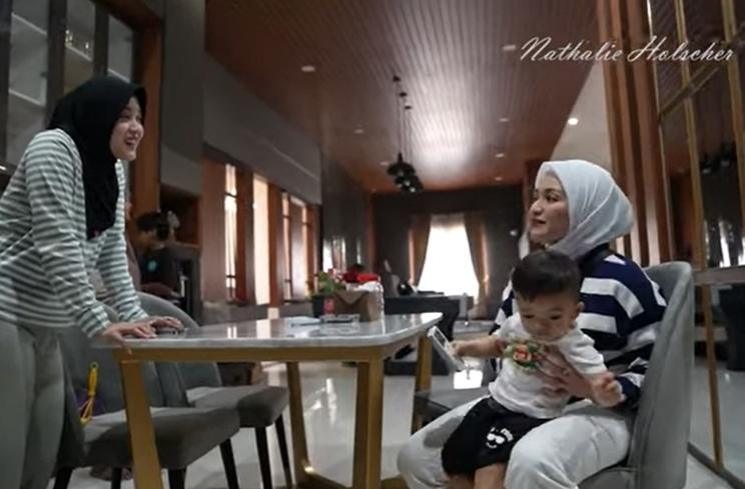 Potret Nathalie Holscher Pulang ke Rumah Sule. (YouTube/Nathalie Holscher)