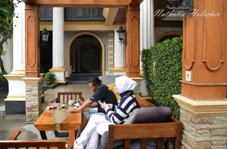 Potret Nathalie Holscher Pulang ke Rumah Sule. (YouTube/Nathalie Holscher)
